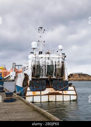 Parte posteriore di un peschereccio commerciale del Regno Unito ormeggiato a Blyth, Northumberland, Regno Unito che mostra le reti. Foto Stock