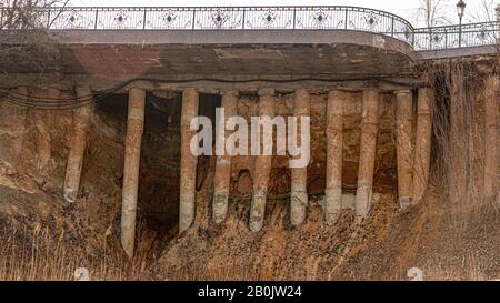 Caduta sul cantiere. A causa di erosione di acqua. Foto Stock