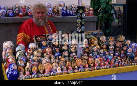 RUSSIA, MOSCA, VECCHIA VIA ARBAT, UOMO CHE VENDE BAMBOLE MATRYOSHKA Foto Stock