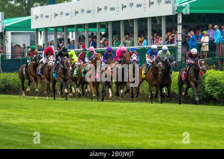 Un thread Di Blue con jockey Luis Saez a bordo porta il pack alla 28th Corsa della Turf Race americana il 4 maggio 2019 a Churchill Downs a Louisville, Kentucky. Foto Stock