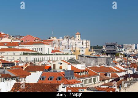 Vista del Convento do Carmo (Convento Carmo), dell'Elevador de Santa Justa e degli antichi edifici nel centro di Lisbona, Portogallo. Foto Stock