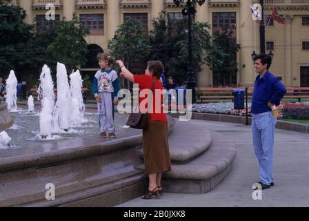 RUSSIA, MOSCA, MANEZHNAYA PLOSCHAD (PIAZZA MENAGE), FAMIGLIA A FONTANA Foto Stock