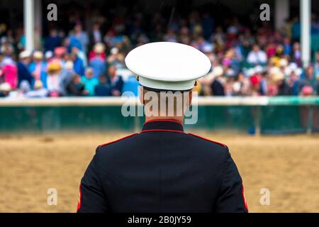 Marines si è levata in piedi la sicurezza per la gara 9 il 4 maggio 2019 a Churchill Downs a Louisville, Kentucky. Foto Stock