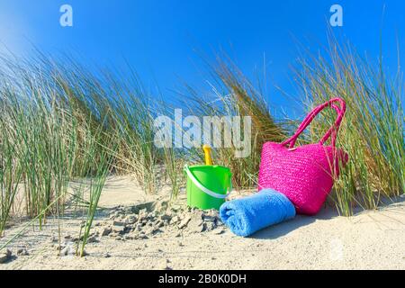 Giocattoli nelle dune sulla spiaggia Foto Stock