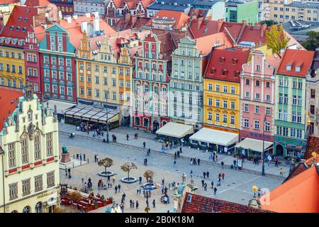 Vista aerea del centro storico di Wroclaw con le case colorate della Piazza del mercato. Piazza del mercato, Wroclaw, Polonia. Foto Stock