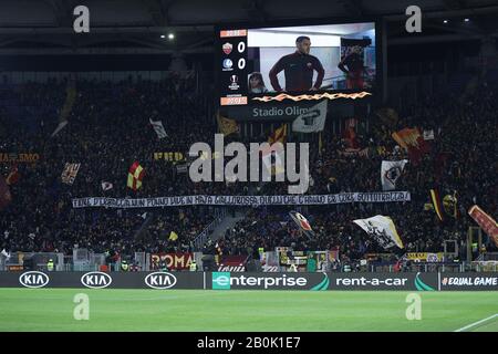 Roma, Italia. 20th Feb, 2020. Come sostenitori di Roma durante la partita della UEFA Europa League tra Roma e Gent allo Stadio Olimpico, Roma, Italia, il 20 febbraio 2020. Foto Di Luca Pagliaricci. Solo uso editoriale, licenza richiesta per uso commerciale. Nessun utilizzo nelle scommesse, nei giochi o nelle singole pubblicazioni di club/campionato/giocatore. Credit: Uk Sports Pics Ltd/Alamy Live News Foto Stock