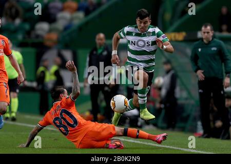 Lisbona, Portogallo. 20th Feb, 2020. Marcos Acuna dello Sporting CP (R) con Junior Caicara di Istanbul Basaksehir durante il round della UEFA Europa League di 32 partite di calcio tra lo Sporting CP e Istanbul Basaksehir allo stadio Alvalade di Lisbona, Portogallo, il 20 febbraio 2020. Credito: Pedro Fiuza/Zuma Wire/Alamy Live News Foto Stock