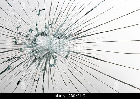 Buchi da sfere in vetro su uno sfondo bianco Foto Stock