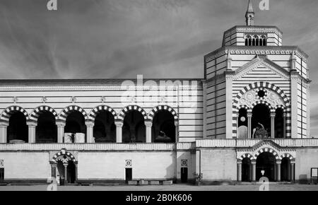 Transetto Est del Cimitero Monumentale di Milano progettato da Carlo Maciachini, 1866, con archi e colonne, Milano, Italia Foto Stock