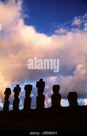 ISOLA DI PASQUA, AHU NAUNAU, STATUE MOAI CON TOPKNOTS PRIMA DELL'ALBA A ANAKENA BEACH Foto Stock