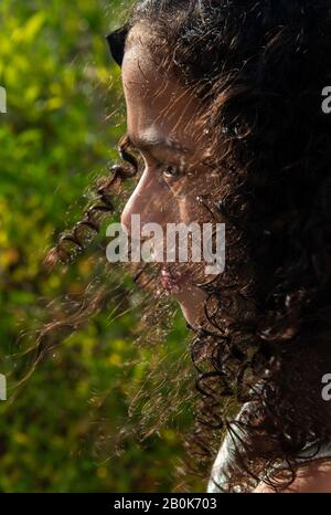 Profilo di una ragazza Saudita Araba con capelli ricci Foto Stock