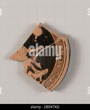 Frammento di terracotta di una lastra, greca, Attica, classica antica, Data 480-470 a.C., greca, Attica, Terracotta; figura rossa, Vasi Foto Stock