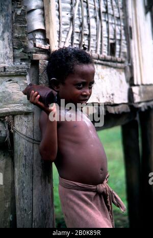 PAPUA NUOVA GUINEA, ISOLE TROBRIAND, KIRIWINA ISL., VILLAGGIO DI AIBOLA RITRATTO DI RAGAZZO Foto Stock