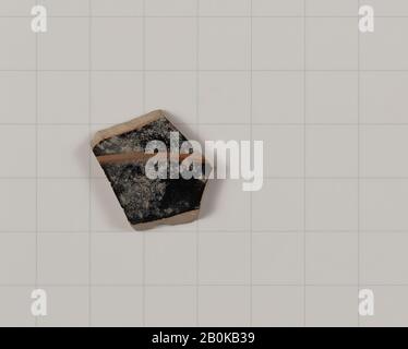 Frammento di terracotta di un lekanis (piatto coperto)?, Greco, Attico, Arcaico, Data 6th secolo a.C., Greco, Attico, Terracotta; nero-figura, Vasi Foto Stock