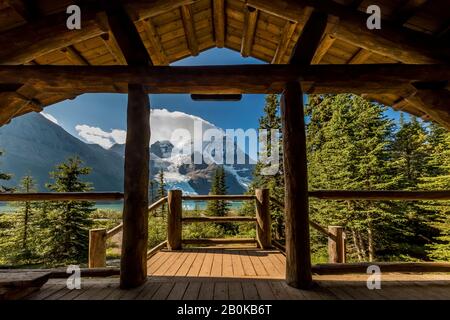 Bella vista del Monte Robson dal portico anteriore di Harraves Shelter nel Parco Provinciale di Mount Robson, British Columbia, Canada Foto Stock