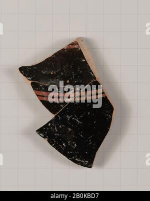Frammento di terracotta di lekanis (piatto coperto)?, Greco, Attico, Arcaico, Data 6th secolo a.C., Greco, Attico, Terracotta; nero-figura, Vasi Foto Stock