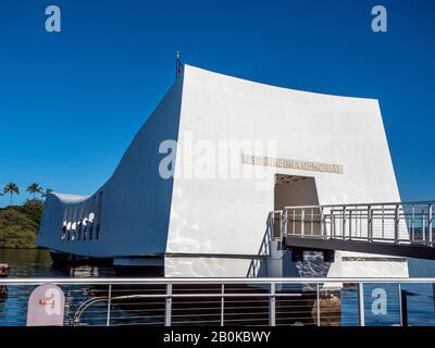 Arizona Memorial a Pearl Harbor riflesso in specchio d'acqua sotto con cielo blu sopra. Foto Stock