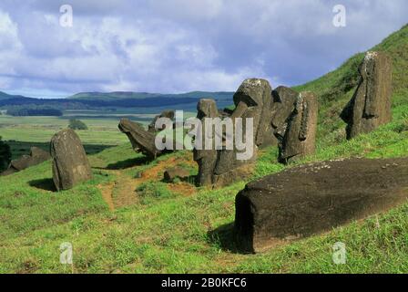 CILE, ISOLA DI PASQUA, RANO RARAKU, CAVA, STATUE MOAI SULLA COLLINA Foto Stock
