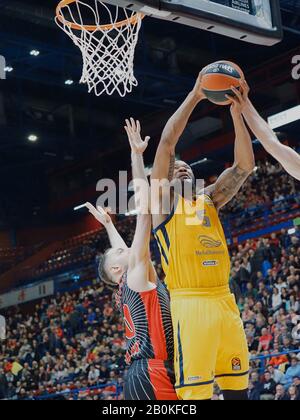 Milano, Italia. 20th Feb, 2020. Booker di khimki mosca ostacolato da amedeo di valle di AX armani scambio olimpia milano durante AX Armani Exchange Milano vs Khimki Mosca, Basketball Eurolega Championship a Milano, Italia, 20 Febbraio 2020 Credit: Independent Photo Agency/Alamy Live News Foto Stock