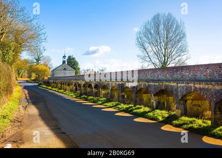 Una sezione dell'antica sopraelevata sopraelevata che attraversa il fiume Avon e le pianure alluvionali a Tytherton Kellaways, vicino a Chippenham Wiltshire Inghilterra UK Foto Stock