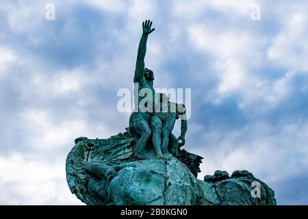 Marsiglia, Francia - 25 gennaio 2020: Il Monumento agli eroi e alle vittime del mare (Monument aux héros et victimes de la mer) installato accanto alla t. Foto Stock