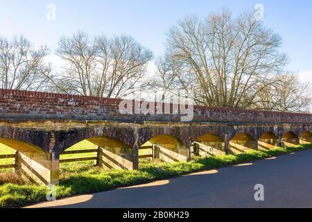 Una sezione dell'antica sopraelevata sopraelevata che attraversa il fiume Avon e le pianure alluvionali a Tytherton Kellaways, vicino a Chippenham Wiltshire Inghilterra UK Foto Stock