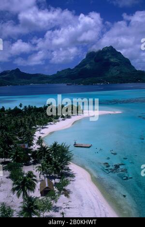 POLINESIA FRANCESE, ISOLE DELLA SOCIETÀ, BORA BORA, VEDUTA AEREA DI PEARL BEACH RESORT Foto Stock
