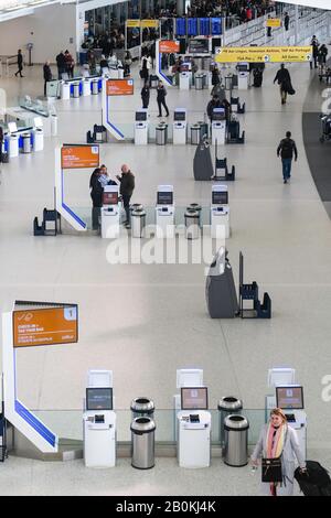 Panoramica del terminal JetBlue all'aeroporto JFK di New York, Stati Uniti Foto Stock