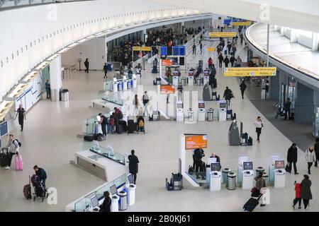 Panoramica del terminal JetBlue all'aeroporto JFK di New York, Stati Uniti Foto Stock