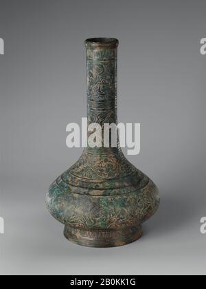 Vaso (Hu), Cina, dinastia Han (206 a.C.-d.C. 220), Data ca. 1st secolo a.C.-1st secolo d.C., Cina, Bronzo, H.12 pollici. (30,5 cm); diam. 6 1/2 in. (16,5 cm); diam. Del cerchio: 1 7/8 in. (4,8 cm); diam. Del piede: 4 1/2 in. (11,4 cm), Metallo Foto Stock