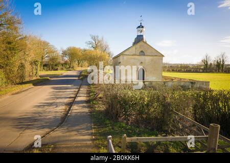 La piccola chiesa di villaggio leggermente isolata a Kellaways vicino a Chippenham Wiltshire Inghilterra Regno Unito Foto Stock