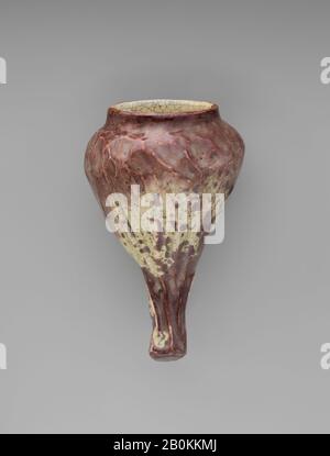 Vaso sospeso, Giappone, inizio 19th secolo, Giappone, Ceramica coperta di smalto, finemente craqueled, H.6 pollici. (15,2 cm); diam. 3 7/8 poll. (9,8 cm); diam. Piede 2 1/2 in. (6,4 cm), ceramica Foto Stock