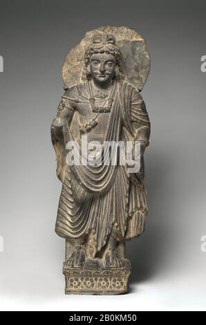 In piedi Bodisattva Maitreya (Buddha Del Futuro), Pakistan (antica regione di Gandhara), ca. 3rd secolo, Pakistan (antica regione di Gandhara), Schist, H. 31 3/4 in. (80,7 cm); W. 11 1/2 in. (29,2 cm); D. 6" (15,2 cm), scultura Foto Stock