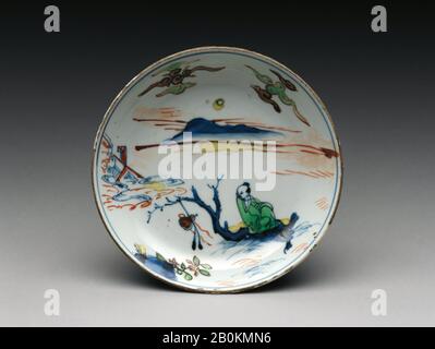 Piatto con un immortale su zattera, Cina, dinastia Ming (1368–1644), marchio Tianqi e periodo (1621–27), Cultura: Cina, porcellana dipinta in smalto blu e smalto policromo smaltato (Jingdezhen ware), H. 1 1/2 in. (3,8 cm); diam. 6 1/2 in. (16,5 cm), ceramica Foto Stock