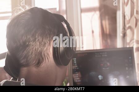 Ragazzo con cuffie, vista dal retro Foto Stock