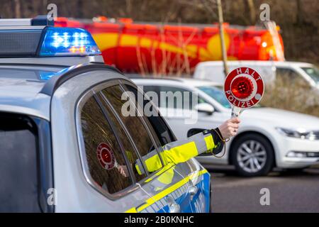 Polizia, che tiene una trowel, ad una fermata di traffico, pattuglia auto, controllo della polizia, Foto Stock