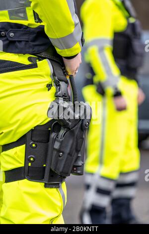 Polizia, poliziotto, arma nella custodia per coscia, uniforme della pattuglia stradale NRW, Foto Stock