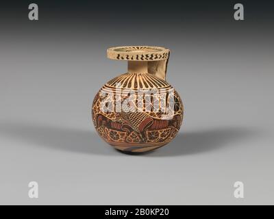 Attribuito ad un artista vicino al Sydney Cluster, Terracotta ariballos (vaso di profumo), Greco, Corinthian, Corinthian precoce, Data ca. 620–590 a.C., greca, corinzia, terracotta; figura nera, H. 2 3/4 poll. (7 cm), Vasi Foto Stock