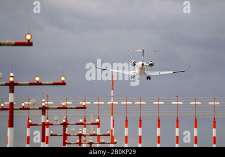 DŸsseldorf International Airport, DUS, illuminazione pista, assistenza di avvicinamento Runway 05R/23L, SAS Jet, Foto Stock