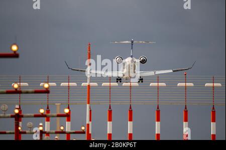 DŸsseldorf International Airport, DUS, illuminazione pista, assistenza di avvicinamento Runway 05R/23L, SAS Jet, Foto Stock