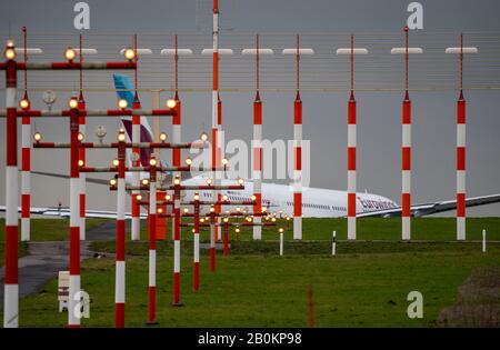 DŸsseldorf International Airport, DUS, illuminazione pista, pista 05R/23L Approach Aid, Eurowings Airbus, Foto Stock