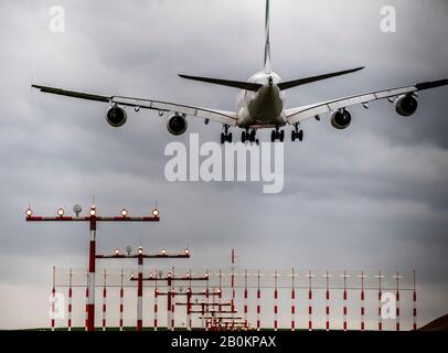 DŸsseldorf Aeroporto Internazionale, DUS, illuminazione delle piste, aiuti all'approccio Runway 05R/23L, Emirates Airbus A380-800 su Approach, Foto Stock