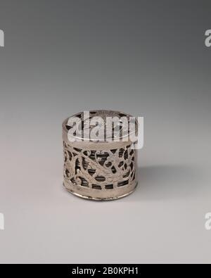 Progettato da Willem de Passe, Counter box con trentadue contatori, British, 1632–49, British, Silver, Box: 1 1/16 x 1 3/8 in. (2,7 x 3,5 cm), contatori: Diam. 1/16" (2,7 cm), Metallo-argento Foto Stock