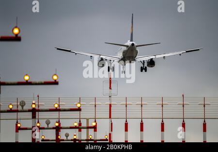 DŸsseldorf International Airport, DUS, luci pista, Runway 05R/23L Approach Aid, Lufthansa Airbus ON Approach, Foto Stock