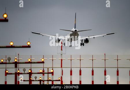 DŸsseldorf International Airport, DUS, luci pista, Runway 05R/23L Approach Aid, Lufthansa Airbus ON Approach, Foto Stock