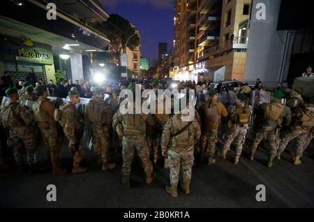 Beirut, Libano. 20th Feb, 2020. I membri della forza di sicurezza libanese tengono d'occhio durante una protesta al di fuori della sede centrale della Banca centrale a Beirut, Libano, il 20 febbraio 2020. Alcuni libanesi hanno protestato giovedì al di fuori della sede centrale della Banca centrale di Beirut, chiedendo informazioni sui fondi pubblici rubati. Credito: Bilal Jawich/Xinhua/Alamy Live News Foto Stock