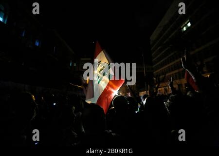 Beirut, Libano. 20th Feb, 2020. Il 20 febbraio 2020 un protestante tiene una bandiera libanese durante una protesta al di fuori della sede centrale della Banca centrale a Beirut, in Libano. Alcuni libanesi hanno protestato giovedì al di fuori della sede centrale della Banca centrale di Beirut, chiedendo informazioni sui fondi pubblici rubati. Credito: Bilal Jawich/Xinhua/Alamy Live News Foto Stock