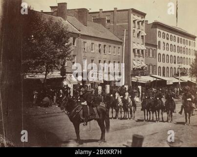 Alexander Gardner, [Grand Army Review, Washington, D.C.], Alexander Gardner (americano, Glasgow, Scozia 1821–1882 Washington, D.C.), maggio 1865, stampa di argento Albumen dal vetro negativo, immagine: 3 3/4 × 4 1/2 in. (9,5 × 11,4 cm), Fotografie Foto Stock