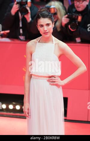 Berlinale Palast, Potsdamer Platz, Berlino, Germania. 20th Feb, 2020. Margaret Qualley si presenta alla cerimonia Di Apertura, anno mio Salinger. Foto Di Credito: Julie Edwards/Alamy Live News Foto Stock