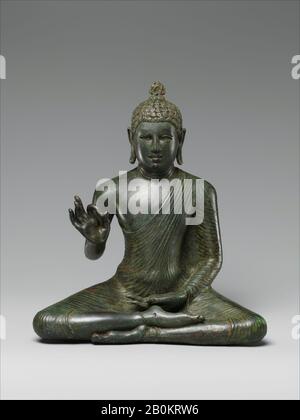 Buddha Esponendo il Dharma, Sri Lanka (Anuradhapura), tardo periodo di Anuradhapura (750–850), Data fine 8th secolo, Sri Lanka (Anuradhapura), lega di rame, H. 10 1/2 in. (26,7 cm); W. 11" (7,9 cm); D. 4 1/2 in. (11,4 cm), scultura Foto Stock